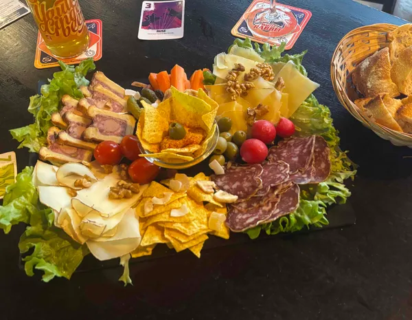 Planche mixte charcuterie fromage artisanale au bar à jeux The White Rabbit à Lyon