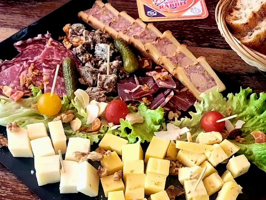 Une photo de planches de charcuterie, fromage et produits végétariens