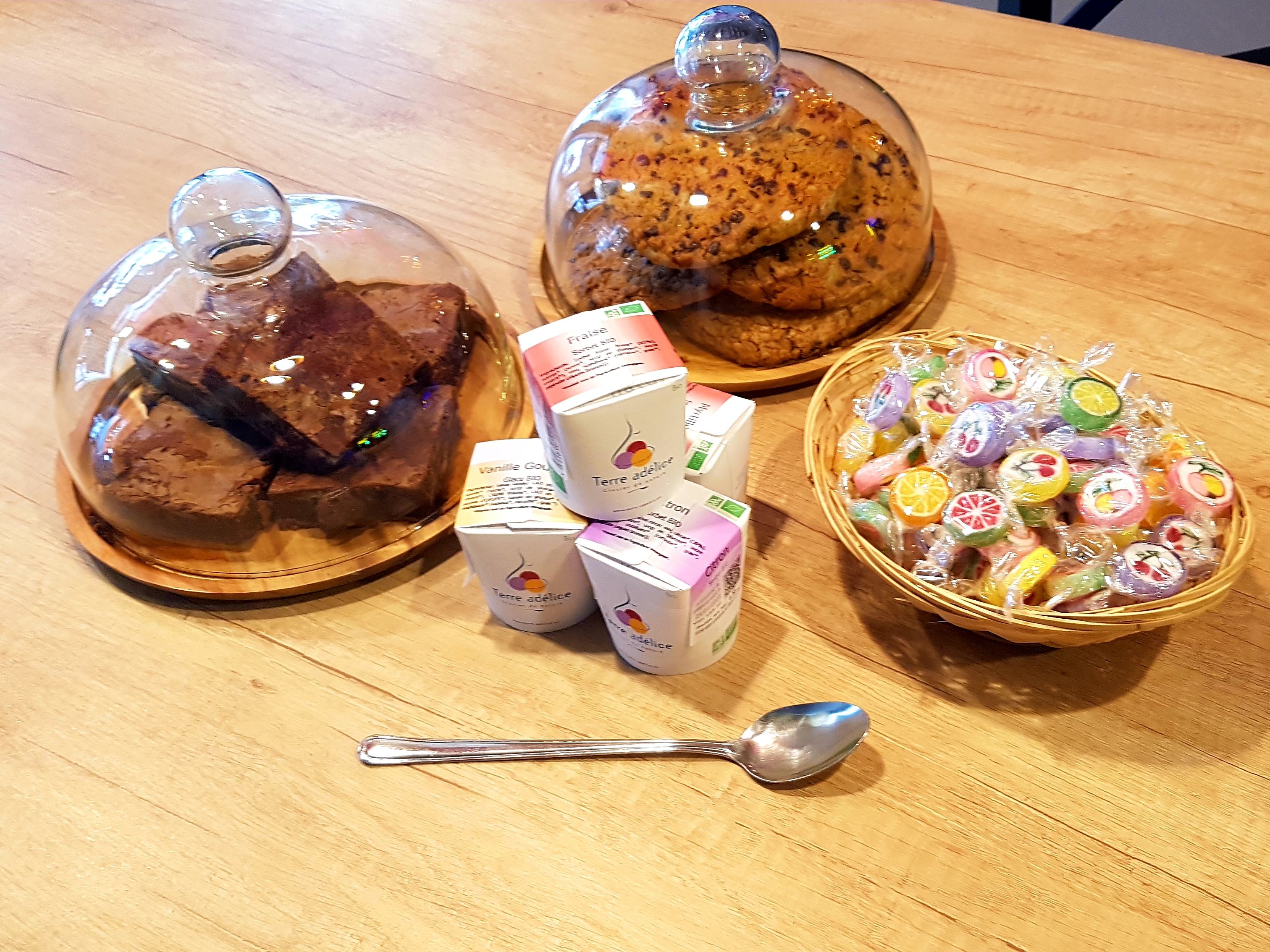 Une photo de glaces, de cookies et d'une corbeille de bonbons